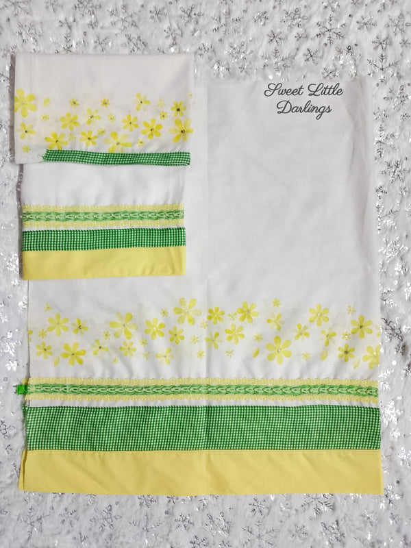 white with yellow flowers (Size 19)